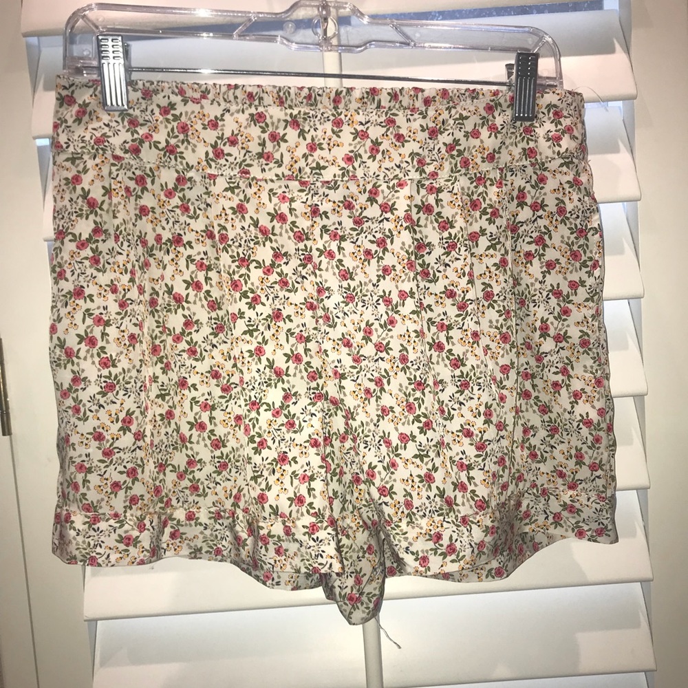 • F21 floral shorts 🌼 •